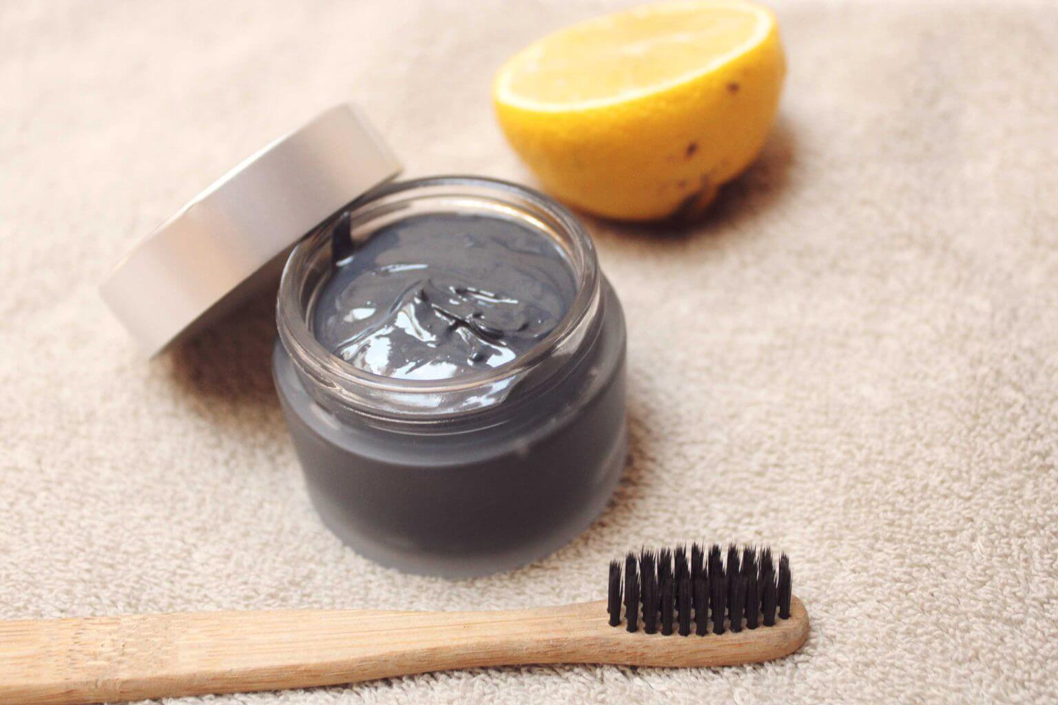 Dentifrice maison au charbon actif