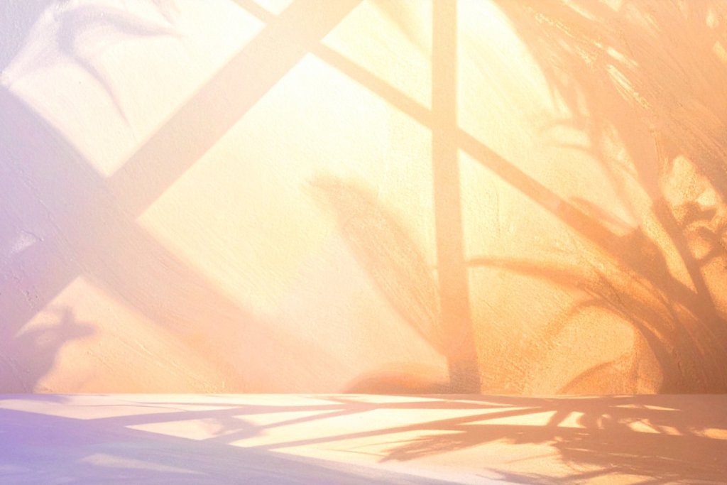 Lumière chaude filtrant à travers des plantes, atmosphère calme évoquant le repos et l’écoute du corps.