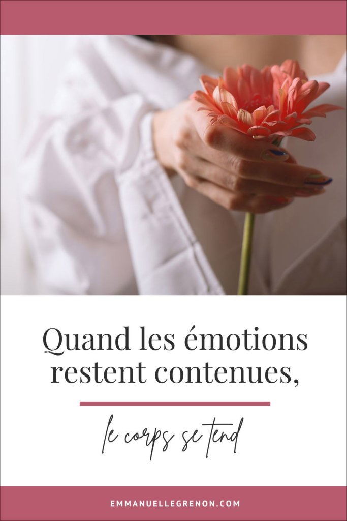 Femme tenant une fleur rouge avec le texte “Quand les émotions restent contenues”, autour des émotions contenues et des tensions dans le corps.