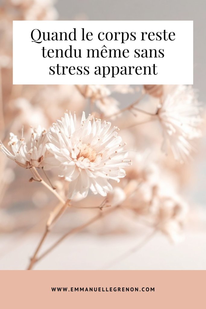 Fleurs blanches dans une lumière douce avec le texte “Quand le corps reste tendu même sans stress apparent”.