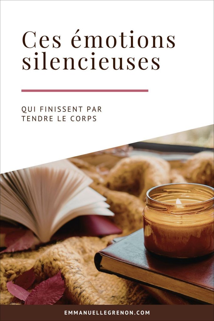 Livre ouvert et bougie dans une ambiance chaleureuse avec le texte “Ces émotions silencieuses qui finissent par tendre le corps”.