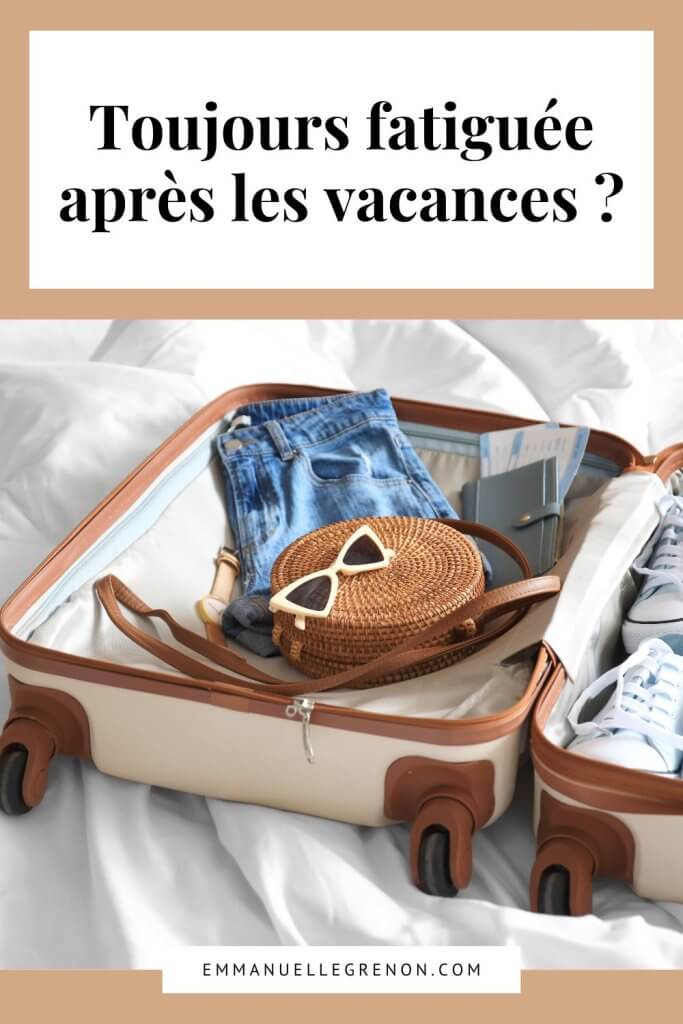 Valise ouverte sur un lit après les vacances, avec des vêtements et un chapeau de paille. Épingle illustrant un article sur la fatigue persistante après les vacances et la difficulté à retrouver son énergie.