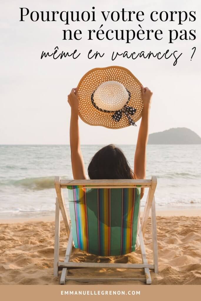 Personne assise face à la mer sur une plage, tenant un chapeau au-dessus de sa tête. Épingle illustrant un article expliquant pourquoi le corps ne récupère pas toujours, même pendant les vacances.