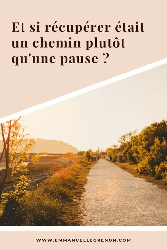 Chemin bordé d'arbres baigné par la lumière de fin de journée. Épingle illustrant un article montrant que retrouver son énergie est parfois un processus progressif plutôt qu'une simple pause.