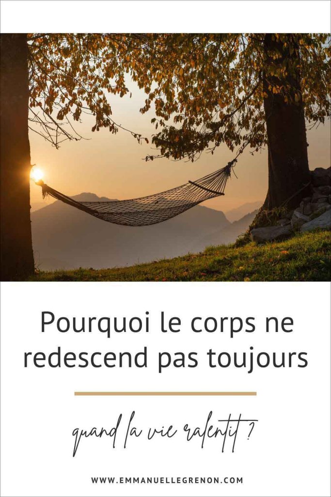 Hamac installé entre deux arbres dans un paysage de montagne au coucher du soleil, évoquant le repos et le ralentissement.