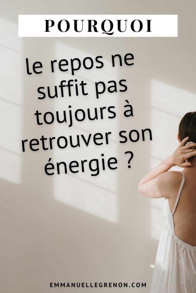 Femme de dos dans une pièce lumineuse, prenant un moment de pause et de ralentissement.
