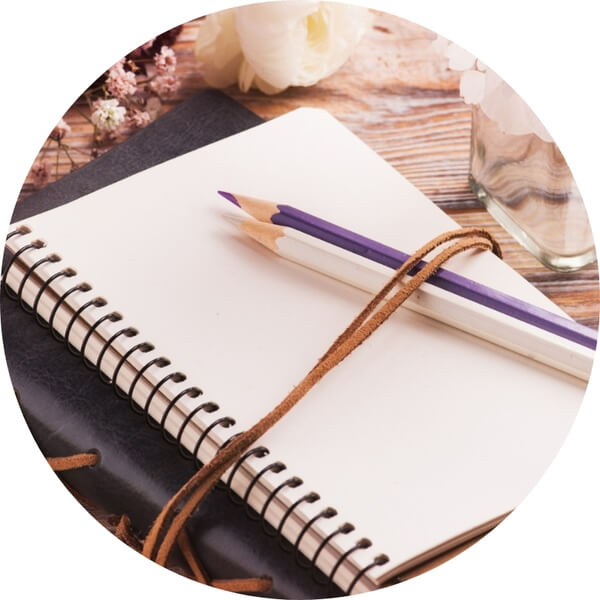 Carnet ouvert et crayons de couleur